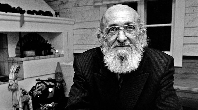 Retrato em preto e branco de Paulo Freire, patrono da educação brasileira