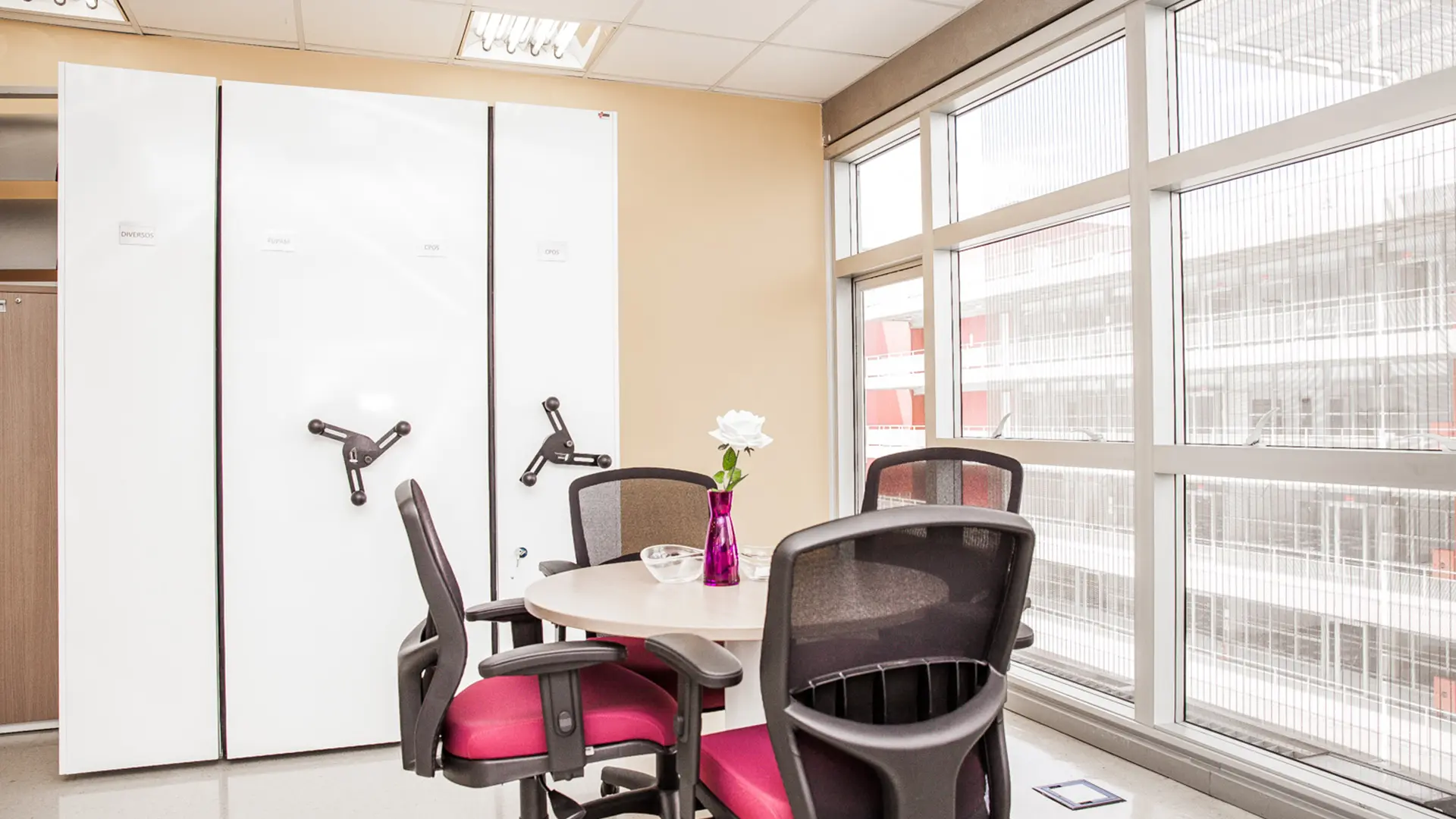 Arquivo deslizante integrado a sala de reunião com mesa redonda, Linha Office Glass