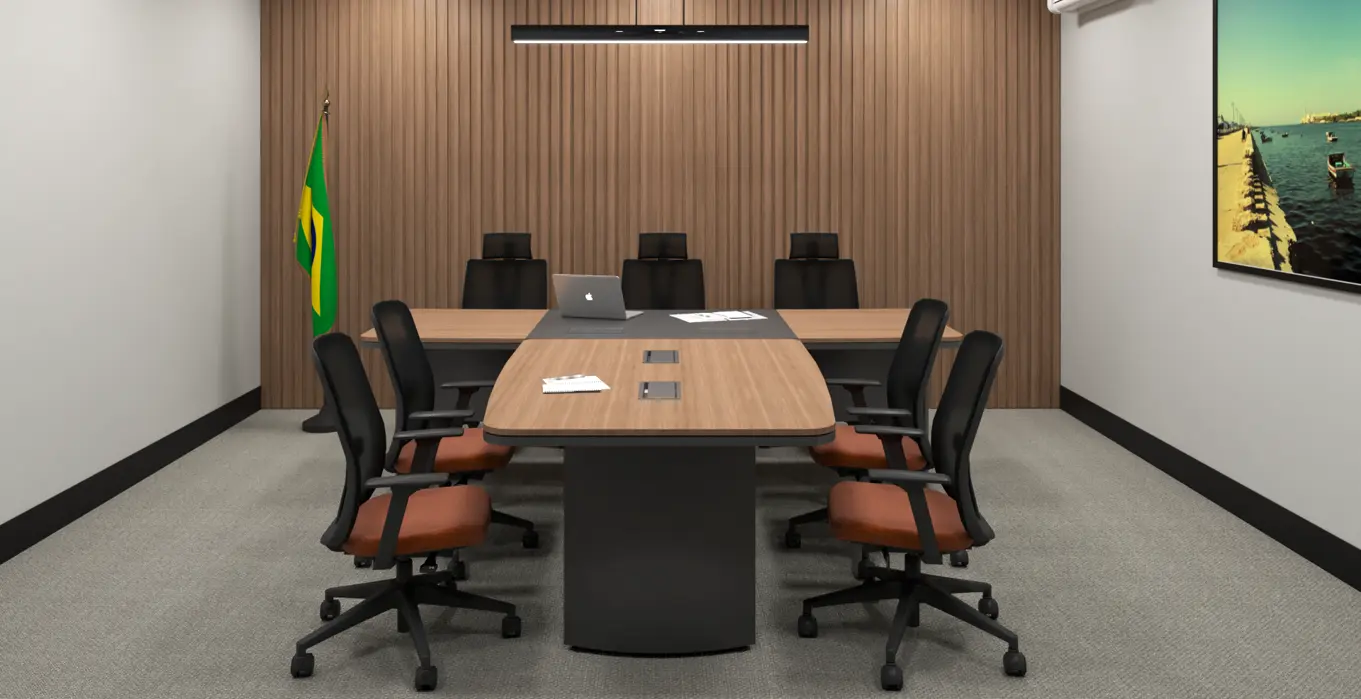 Sala de reunião com cadeiras giratórias estofadas em terracota ao redor de mesa em L