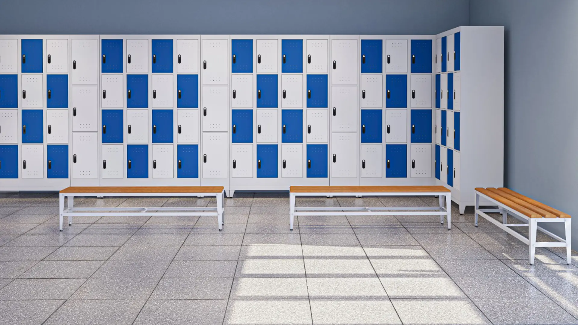 Guarda-volumes em azul e branco com bancos de madeira, vestiário institucional