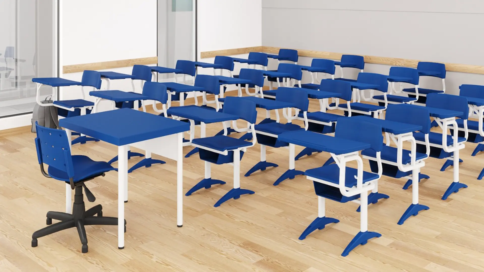 Carteiras universitárias em azul dispostas em fileiras, com mesa do professor