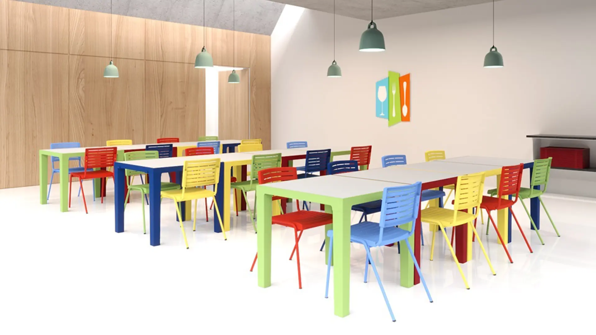 Refeitório escolar com mesas e cadeiras coloridas em ambiente amplo