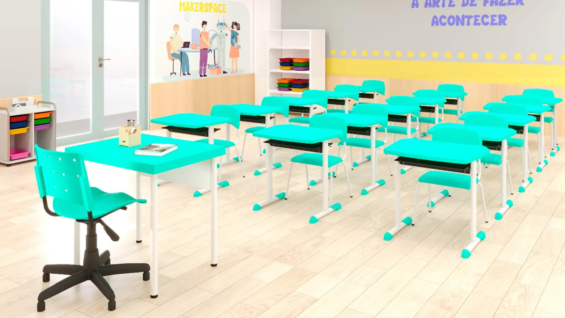 Sala de aula colorida com carteiras universitárias em verde-água e espaço maker ao fundo
