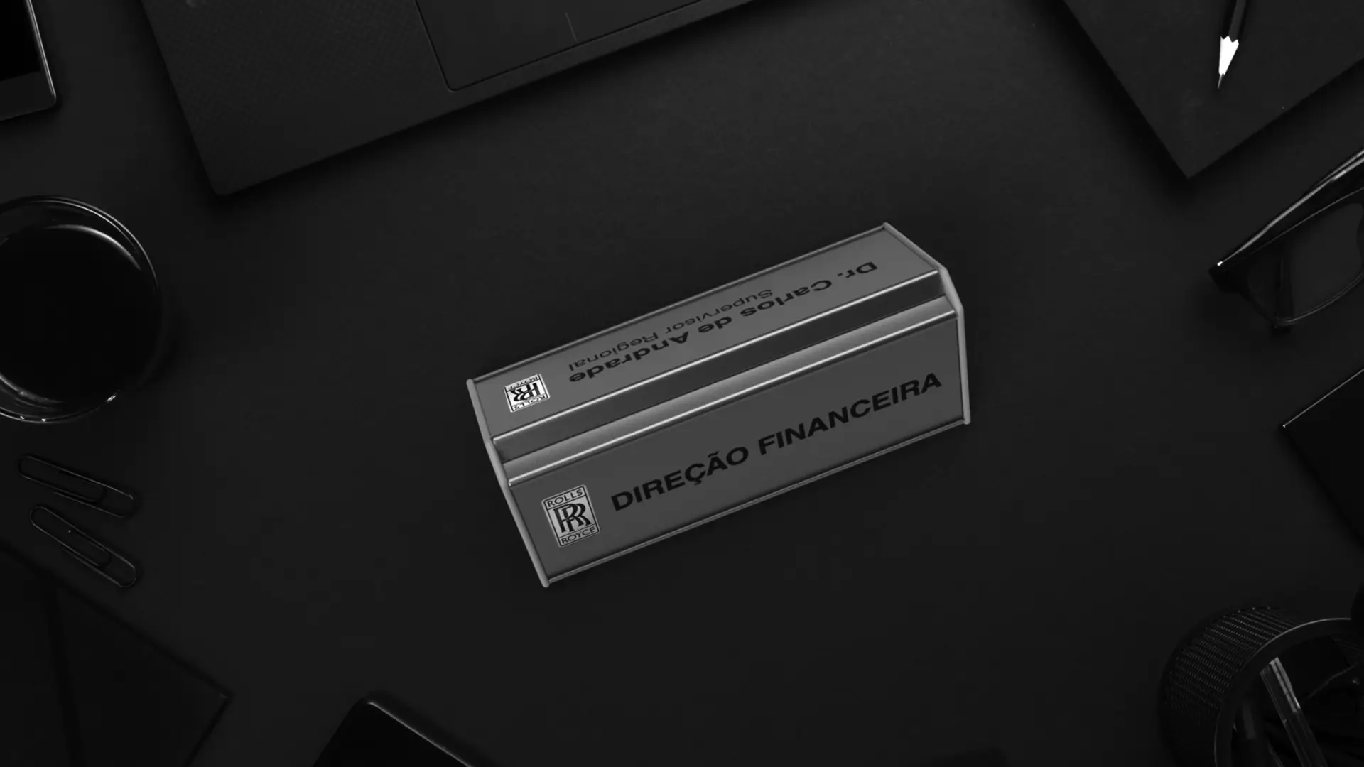 Placa de mesa em acrílico preto identificando cargo e direção financeira