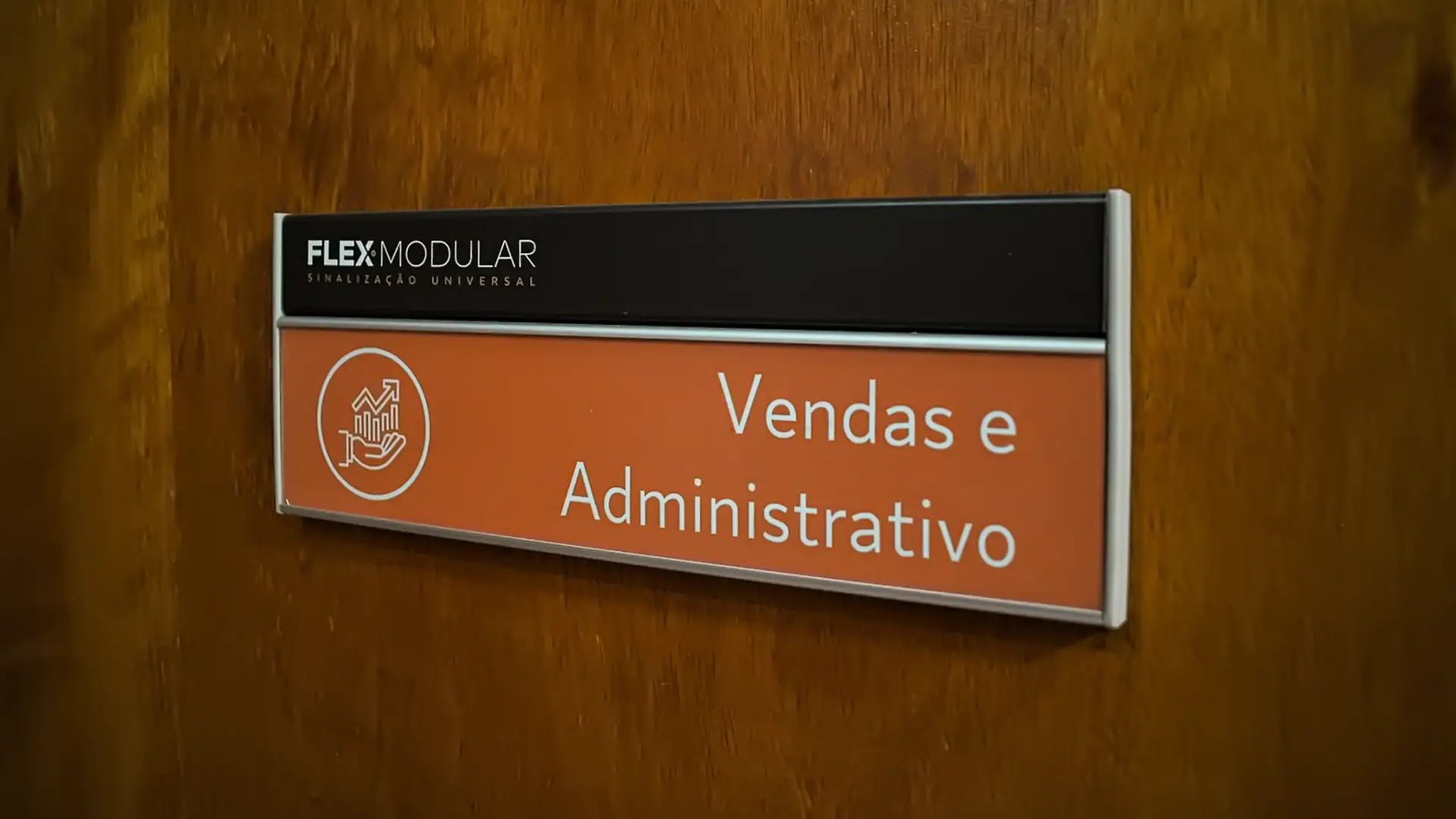 Placa de porta identificando o setor de Vendas e Administrativo