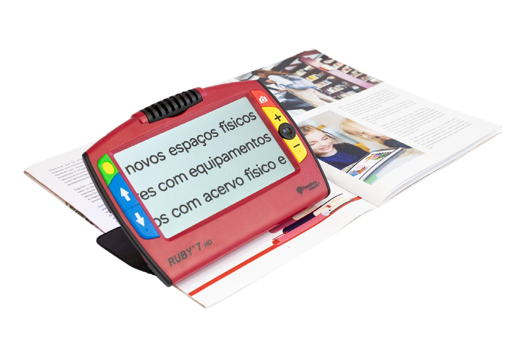 Lupa eletrônica de mão Ruby 7 HD sobre livro aberto, exibindo texto ampliado