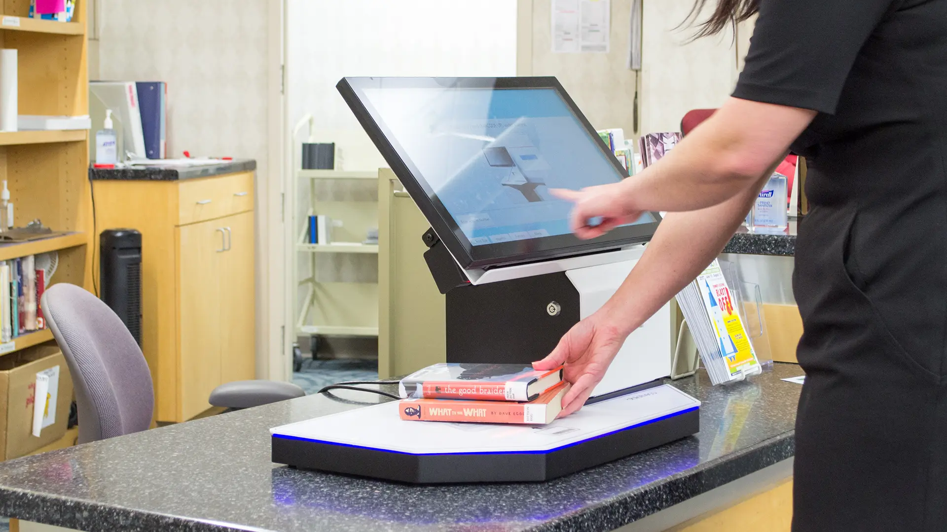 Estação de trabalho RFID na mesa de atendimento, com sensibilização de exemplares